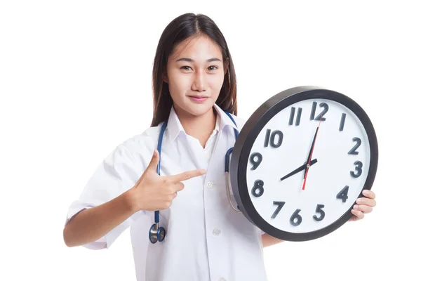Jeune asiatique femme médecin point à une horloge . — Photo