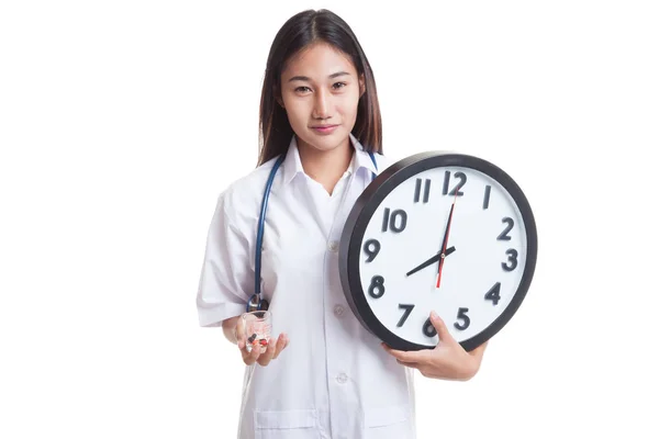 Junge asiatische Ärztin Lächeln mit einer Uhr und Pillen. — Stockfoto