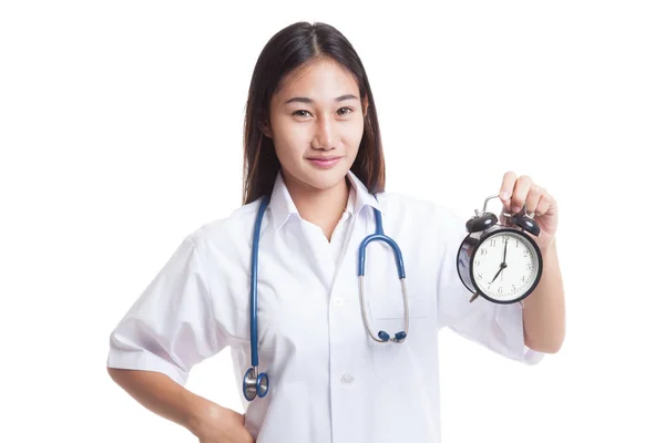 Χαρούμενος νεαρός ασιατική γυναίκα γιατρό αυτά δείχνουν ένα ρολόι. — Φωτογραφία Αρχείου