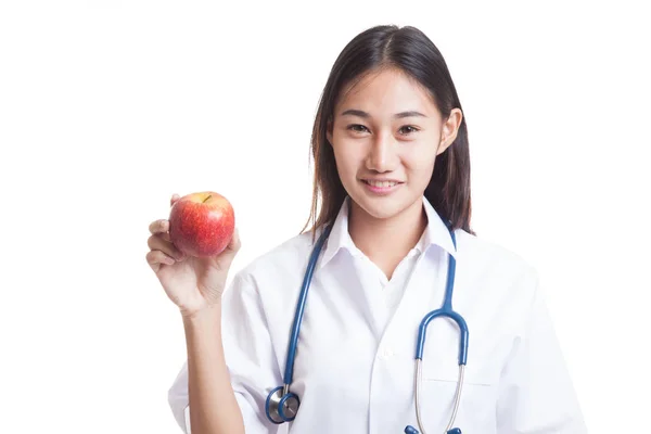 Unga asiatiska kvinnliga läkare leende visar ett äpple. — Stockfoto