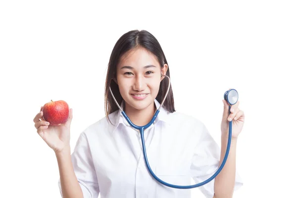 Jovem asiática médico segurar maçã e estetoscópio . — Fotografia de Stock