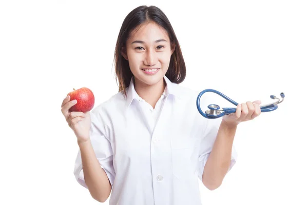 Unga asiatiska kvinnliga läkare håller apple och stetoskop. — Stockfoto