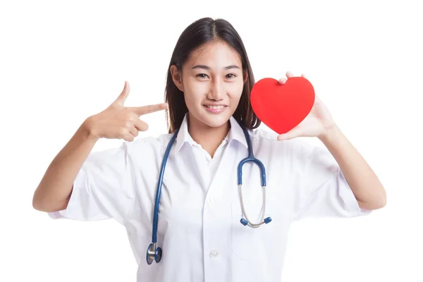 Junge asiatische Ärztin zeigt auf rotes Herz. — Stockfoto