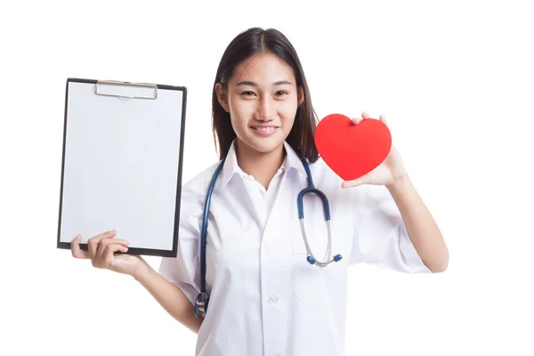 Giovane medico femminile asiatico con cuore rosso e appunti vuoti . — Foto Stock