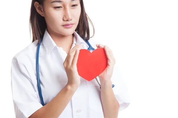 Gros plan de asiatique femme médecin tenir un coeur rouge et . — Photo