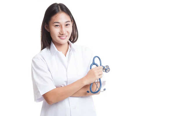 Jovem asiática médica segurar estetoscópio e sorrir . — Fotografia de Stock