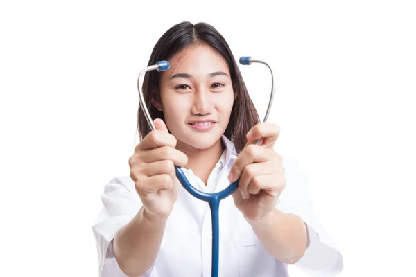 Jeune asiatique femme médecin montrer stéthoscope focus à stéthoscope . — Photo