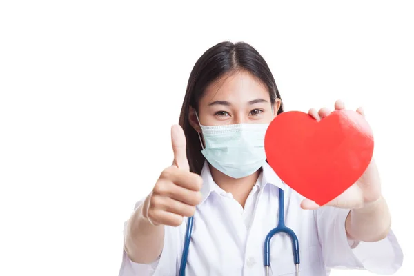 Junge asiatische Ärztin mit rotem Herzen. — Stockfoto