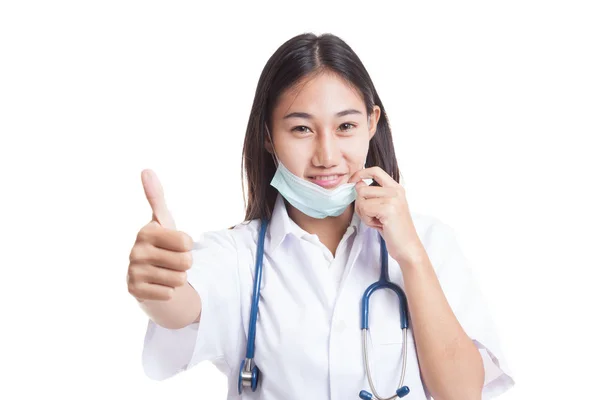 若いアジア女性医師マスクを取り出しての親指を表示. — ストック写真