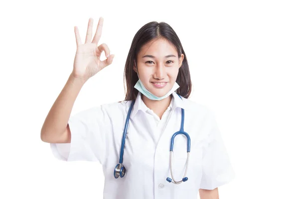 Young Asian female doctor show OK sign. — Stock Photo, Image