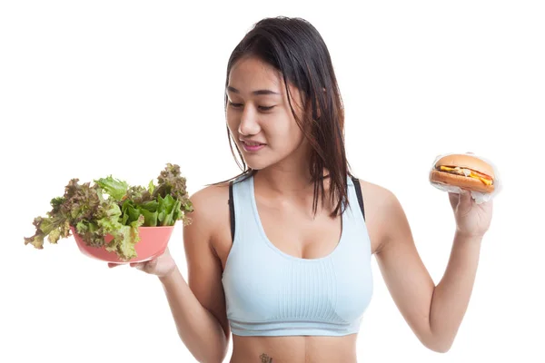 Hermosa chica sana asiática con ensalada y hamburguesa . — Foto de Stock