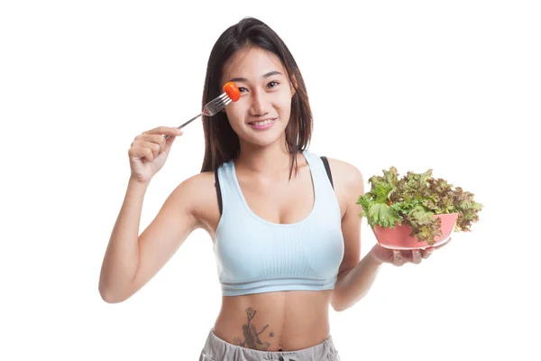 Hermosa chica sana asiática disfrutar comiendo ensalada . — Foto de Stock