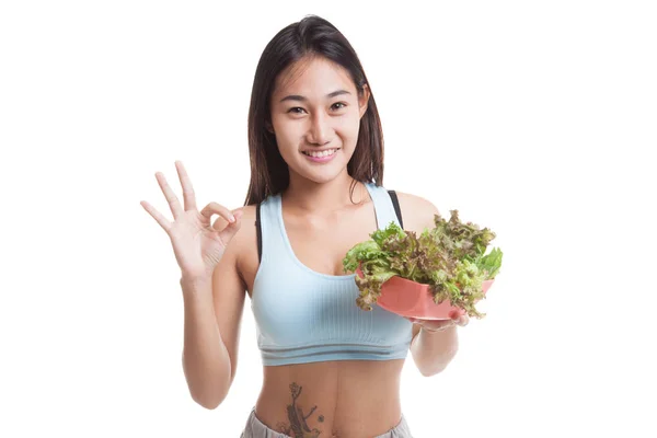 Belle asiatique saine fille spectacle OK avec salade . — Photo