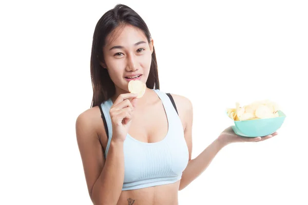 Mooie Aziatische gezond meisje potato chips eten. — Stockfoto