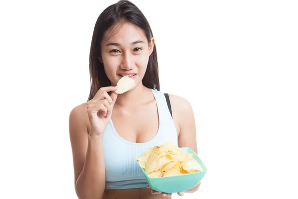 Güzel Asyalı sağlıklı kız yemek patates cipsi. — Stok fotoğraf