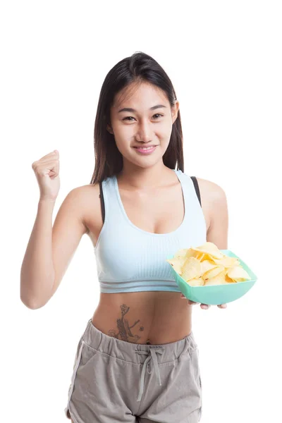 Schöne asiatische gesunde Mädchen essen Kartoffelchips. — Stockfoto