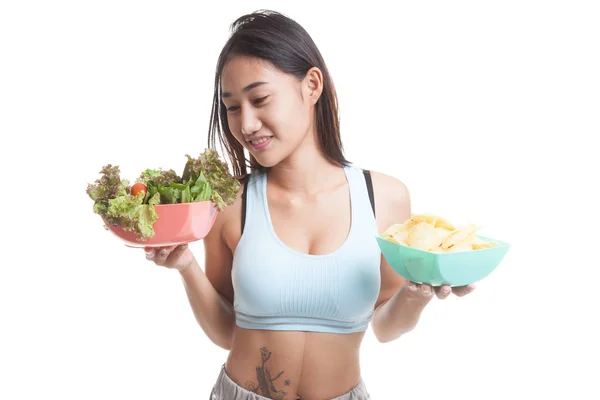 Hermosa chica asiática saludable ensalada y patatas fritas . — Foto de Stock