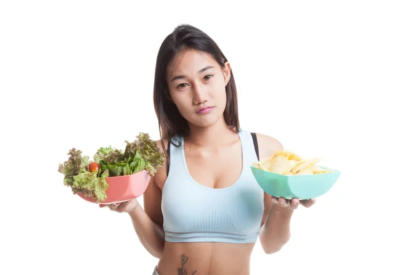 Krásná Asiatka zdravý salát a bramborové lupínky. — Stock fotografie