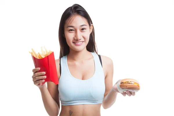 Mooie Aziatische gezond meisje met frietjes en de hamburger. — Stockfoto