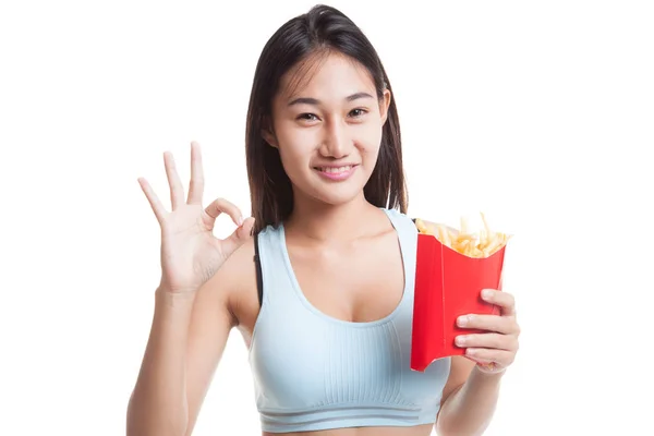 Asiática sana chica comer papas fritas show OK signo . — Foto de Stock