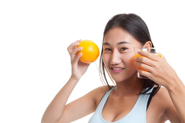 오렌지 주스와 오렌지 과일 아시아 아름 다운 건강 한 여자. — 스톡 사진