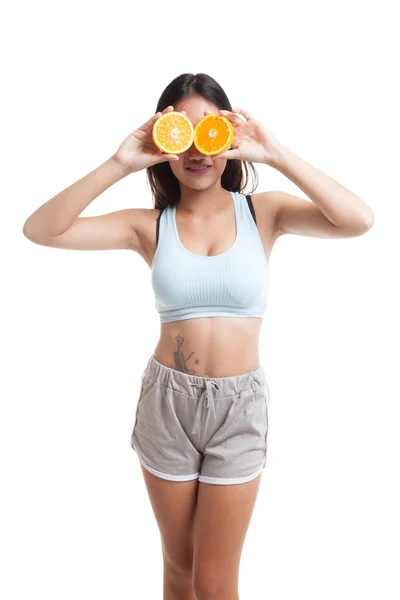 Bella ragazza asiatica sana con frutta arancione sopra i suoi occhi . — Foto Stock
