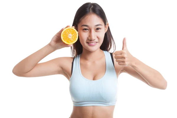 Schön asiatische gesunde Mädchen Daumen nach oben mit orange Frucht. — Stockfoto