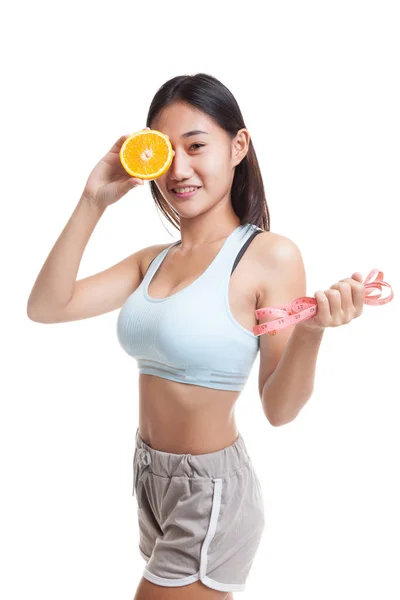 Asiatka zdravou dietu s oranž a měřicí pásky. — Stock fotografie
