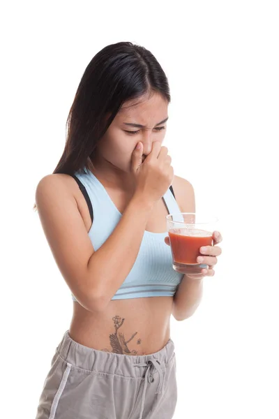 Piękne zdrowe Azjatyckie dziewczyny nienawiści soku pomidorowego. — Zdjęcie stockowe