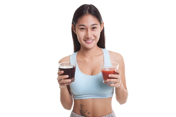 Bella ragazza asiatica sana con succo di pomodoro e bevande cola . — Foto Stock