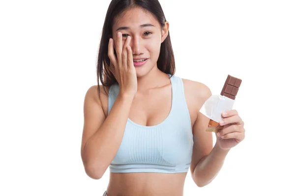 美しい健康的なアジアの女の子がチョコレートに非常に満足. — ストック写真