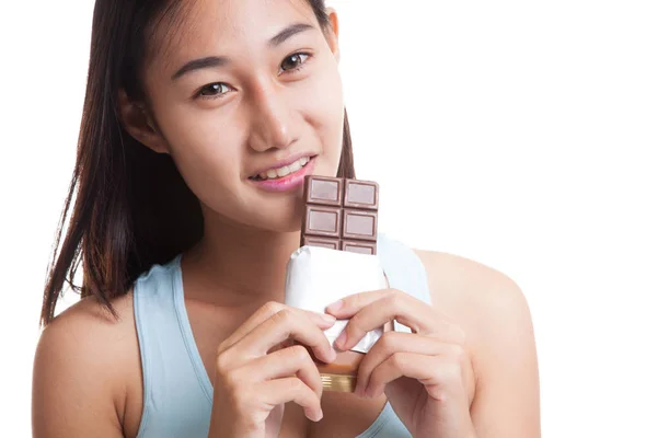 Gyönyörű, egészséges ázsiai lány enni csokoládé. — Stock Fotó