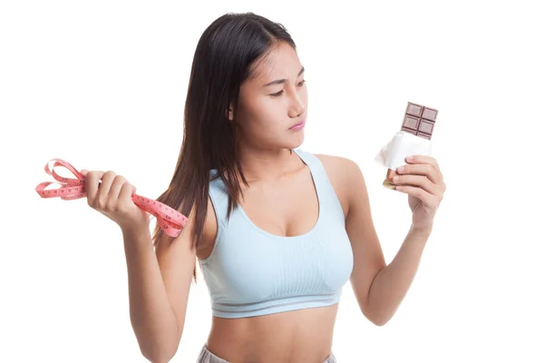 Boldogtalan ázsiai lány egészséges csokoládé és mérő kazetta. — Stock Fotó