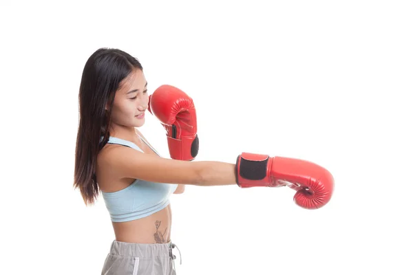 Schöne gesunde asiatische Mädchen mit roten Boxhandschuh. — Stockfoto