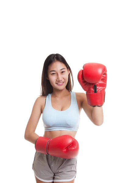 Hermosa chica asiática sana con guante de boxeo rojo . — Foto de Stock