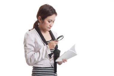 Bir kitap ve Büyüteç ile Asya iş kadını.