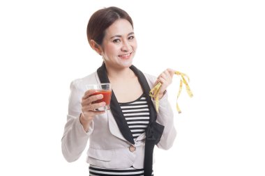 Domates suyu ve ölçüm bandı ile Asyalı kadın.