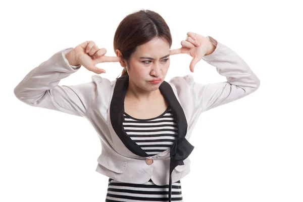 Junge asiatische Frau blockiert beide Ohren mit Fingern. — Stockfoto