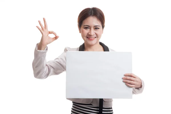 Joven mujer de negocios asiática muestran OK con blanco signo en blanco . —  Fotos de Stock