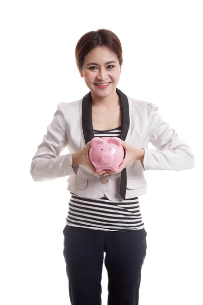Unga asiatiska affärskvinna med en gris mynt bank. — Stockfoto