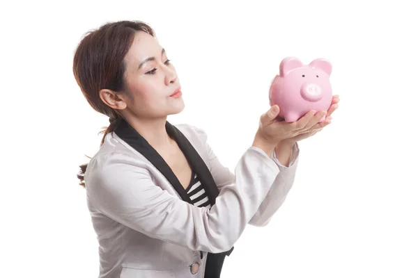Jonge Aziatische zakenvrouw kiss een roze munt bank. — Stockfoto