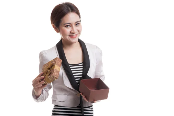 Joven mujer de negocios asiática abrir una caja de regalo de oro . —  Fotos de Stock