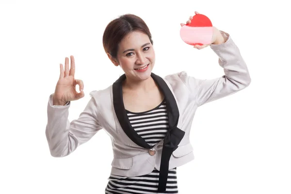 Asiática mujer de negocios show OK con rojo corazón . — Foto de Stock