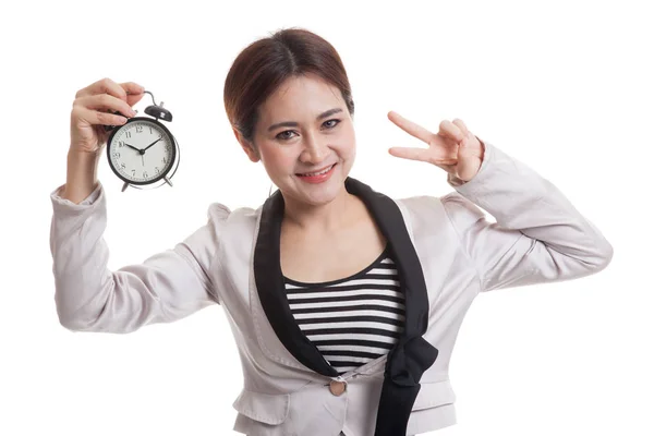 年轻的亚洲业务的女人与一个时钟显示胜利的手势. — 图库照片