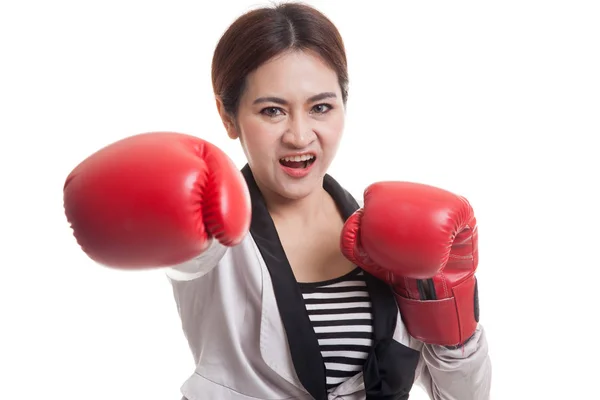 Jovem mulher de negócios asiática com luvas de boxe vermelho . — Fotografia de Stock