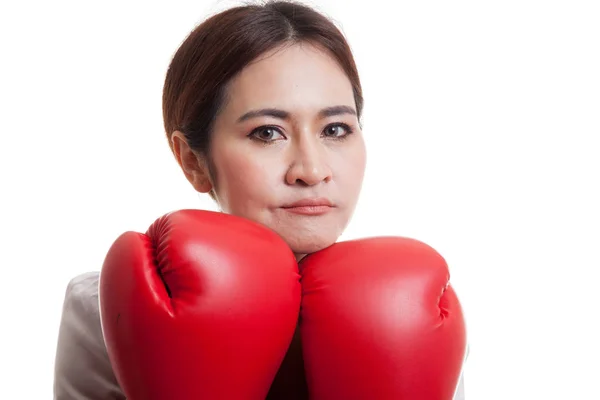 Jovem mulher de negócios asiática com luvas de boxe vermelho . — Fotografia de Stock