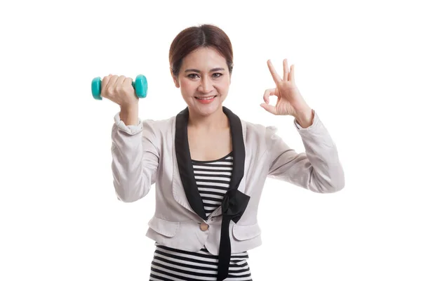 Gesunde asiatische Geschäftsfrau zeigen ok mit Hanteln. — Stockfoto