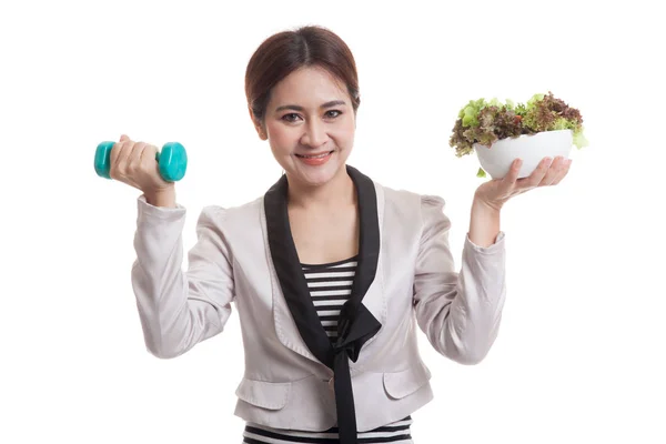 Zdravé asijské ženy s činkami a salátem. — Stock fotografie