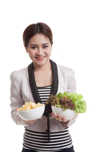 Jovem mulher de negócios asiática com batatas fritas e salada . — Fotografia de Stock