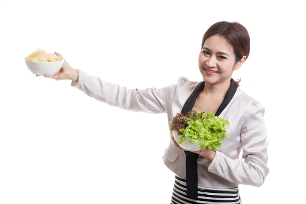 Mladé asijské ženy s hranolky a salát. — Stock fotografie